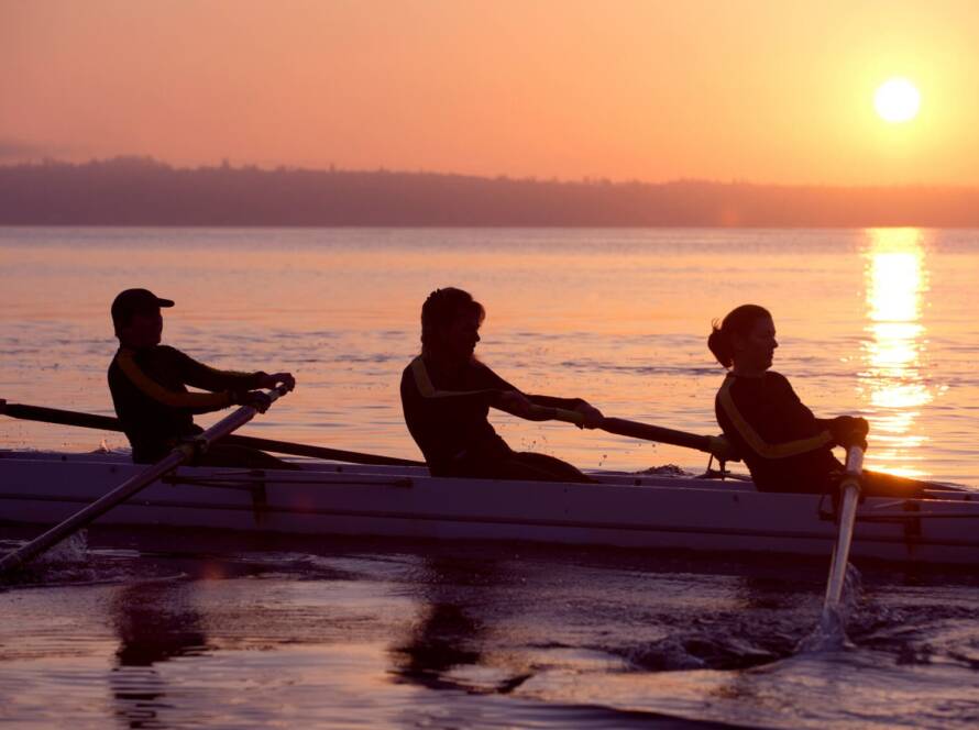 mujeres remando en el atardecer