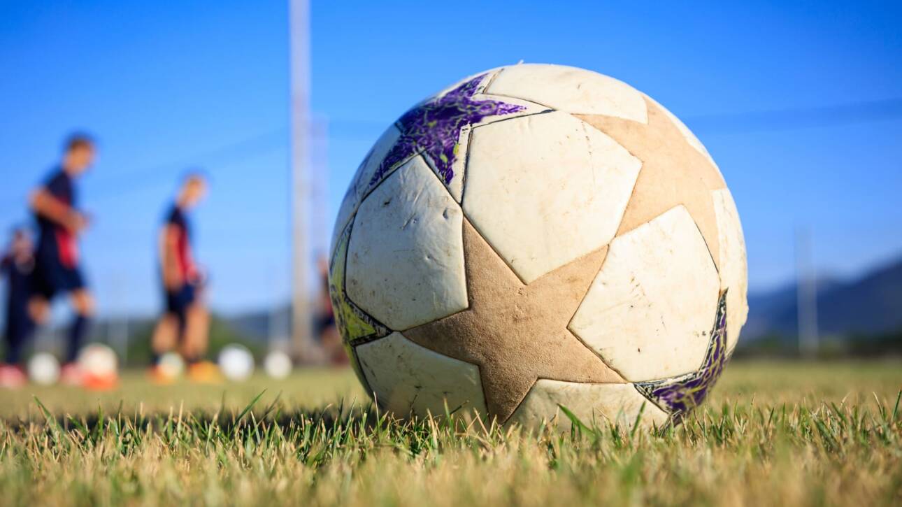 balon de futbol en campo de futbol