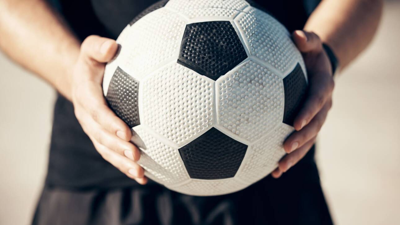 arbitro con balon en las manos