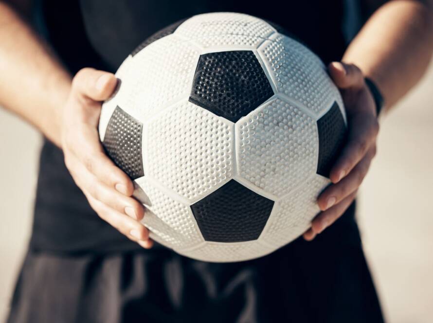 arbitro con balon en las manos